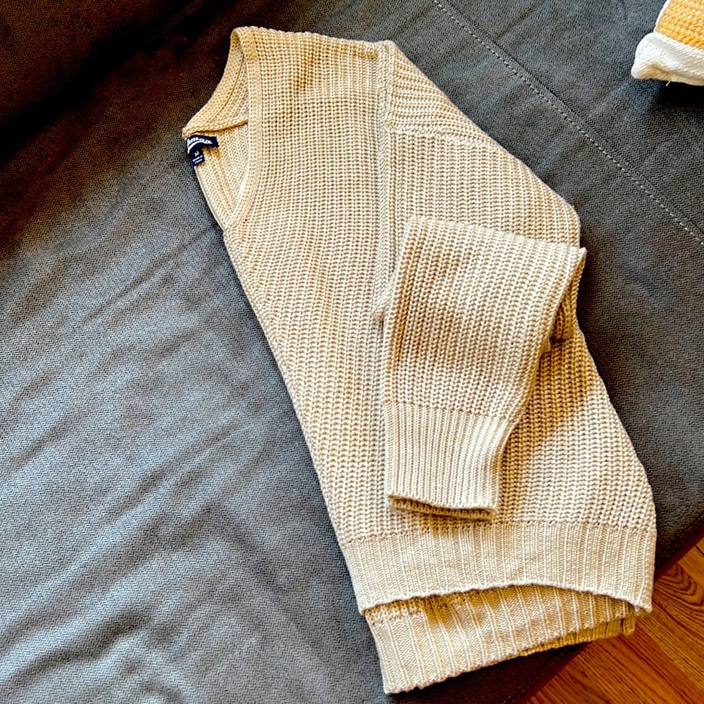 Lightweight sweater, medium size in a good conditions.